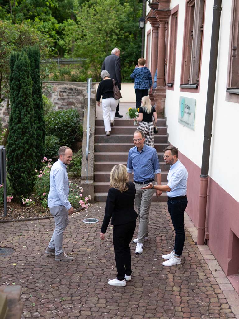 1 Talking people entering the new office of p36.